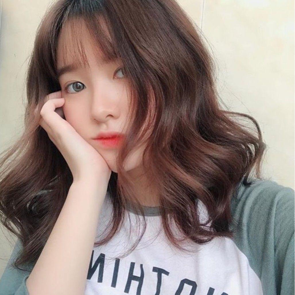 Vì sao nên chọn tóc xoăn sóng nước ngang vai cho mặt tròn