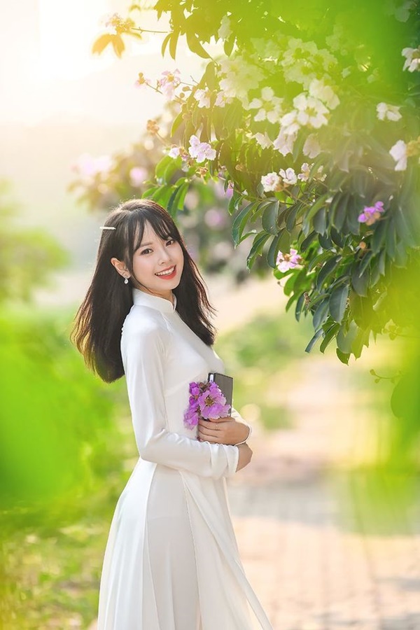 Hot girl Học viện Tài chính thướt tha trong tà áo dài trắng, rực sáng bên bằng lăng tím