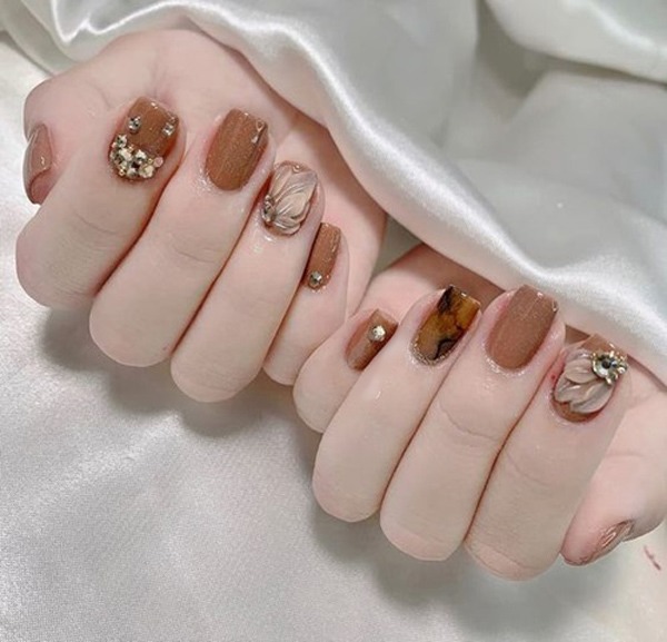 Để dành hết giãn cách đi làm đẹp, chị em làm ngay 12 mẫu nail màu nude này - 12