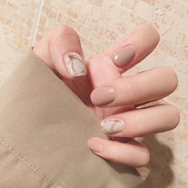 10 mẫu nail màu nude cực sang chảnh giúp nàng đẹp ‘ăn đứt chúng bạn’ - 2