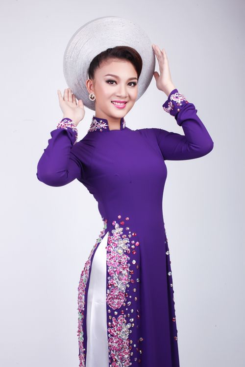 Dù kết hợp khăn đóng cùng tông với áo dài hoặc làm nền tôn vinh chiếc áo nhưng cô dâu cần chú ý tới tỷ lệ tương xứng giữa vóc dáng v… |