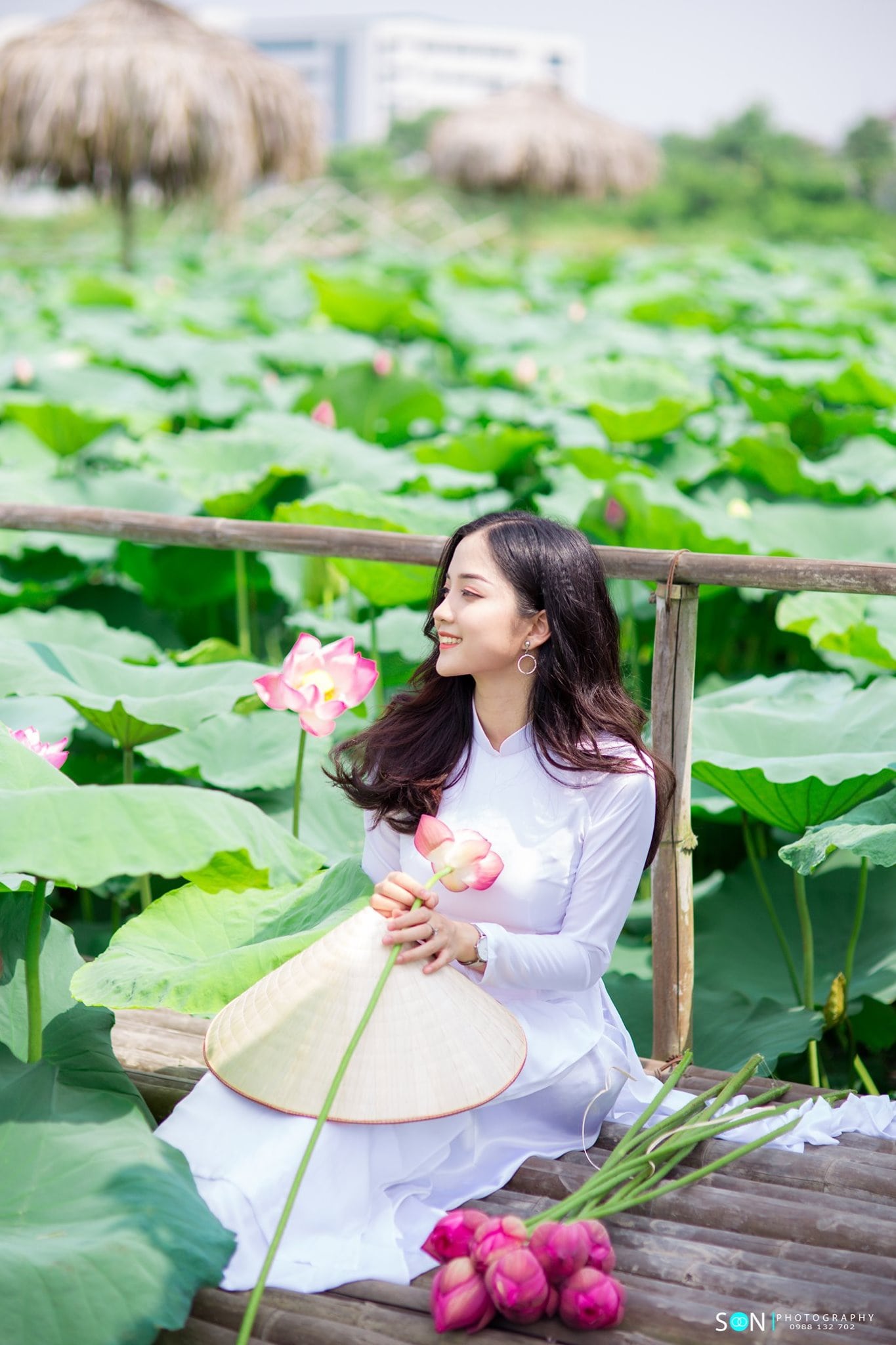 35 cách tạo dáng chụp ảnh áo dài hoa sen tuyệt đẹp