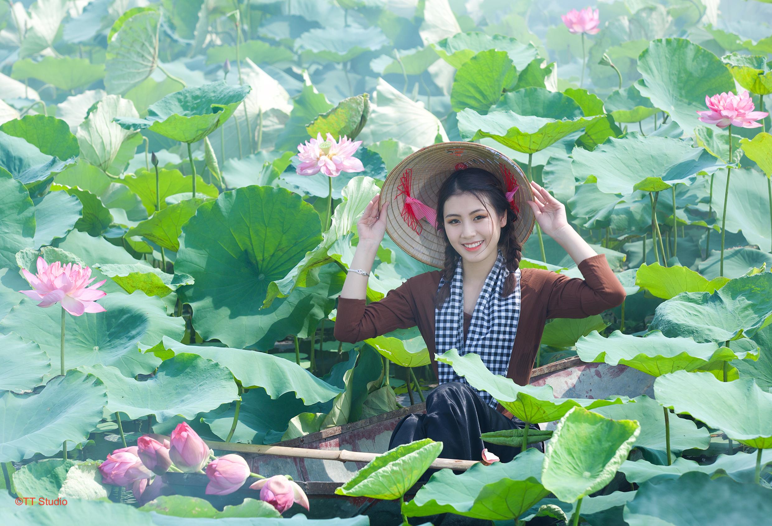Chụp sen với áo bà ba | Thoitrangviet247