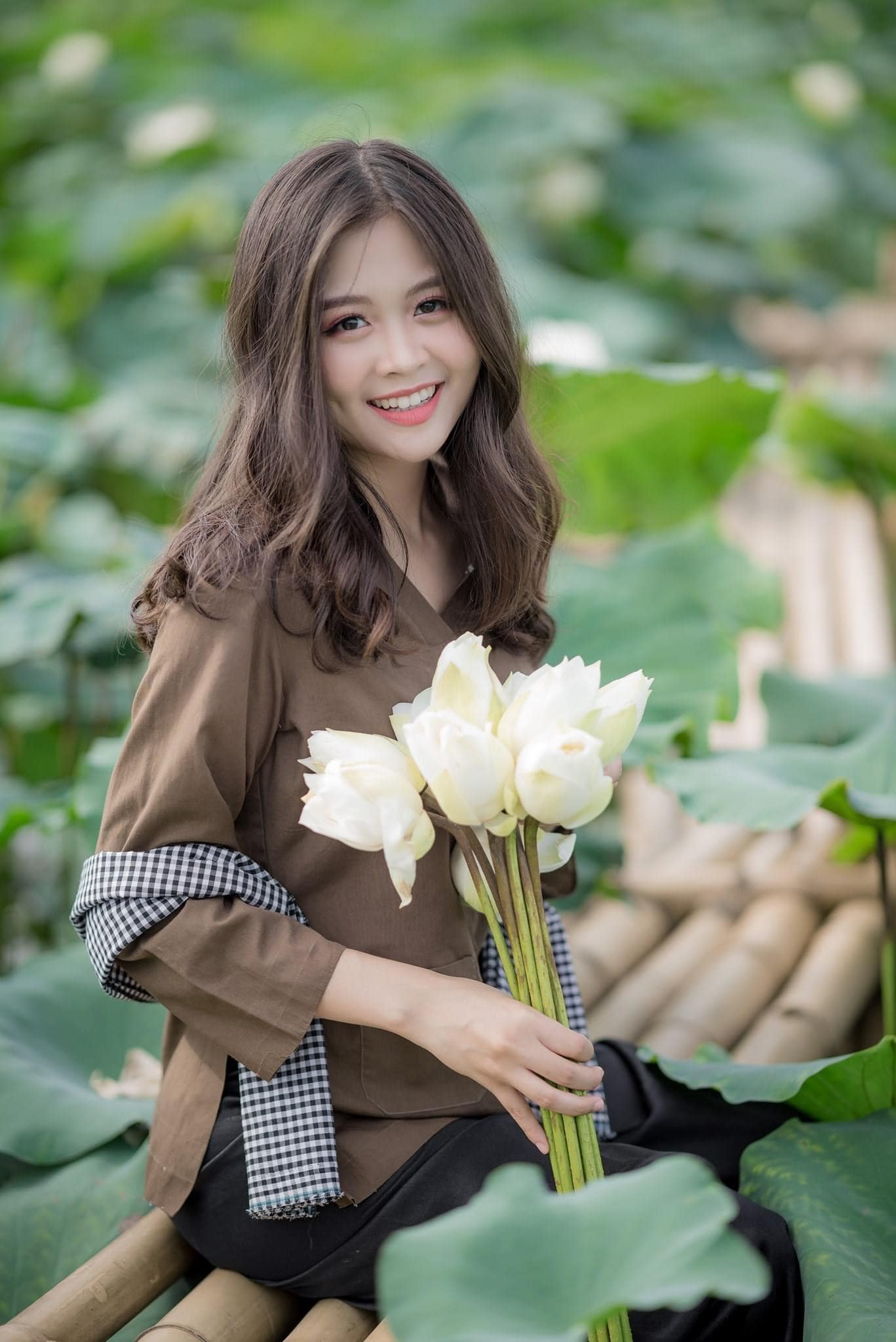 Các tư thế chụp ảnh với hoa sen - HThao Studio tại Tp.HCM