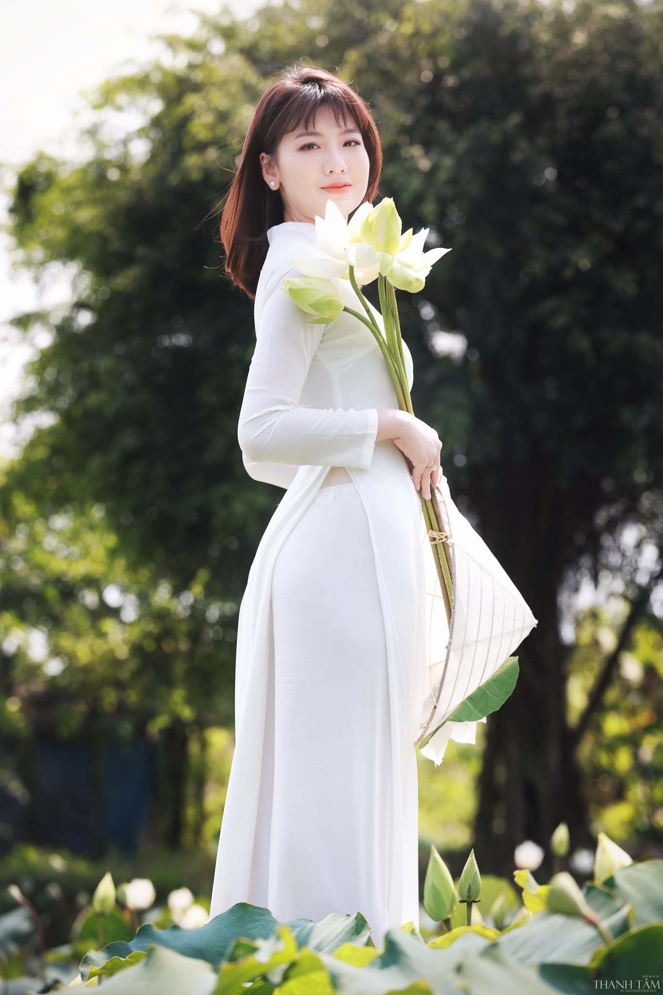 Cách tạo dáng chụp ảnh với hoa sen, áo dài như các “nàng thơ” đang “đốn tim” cộng đồng mạng