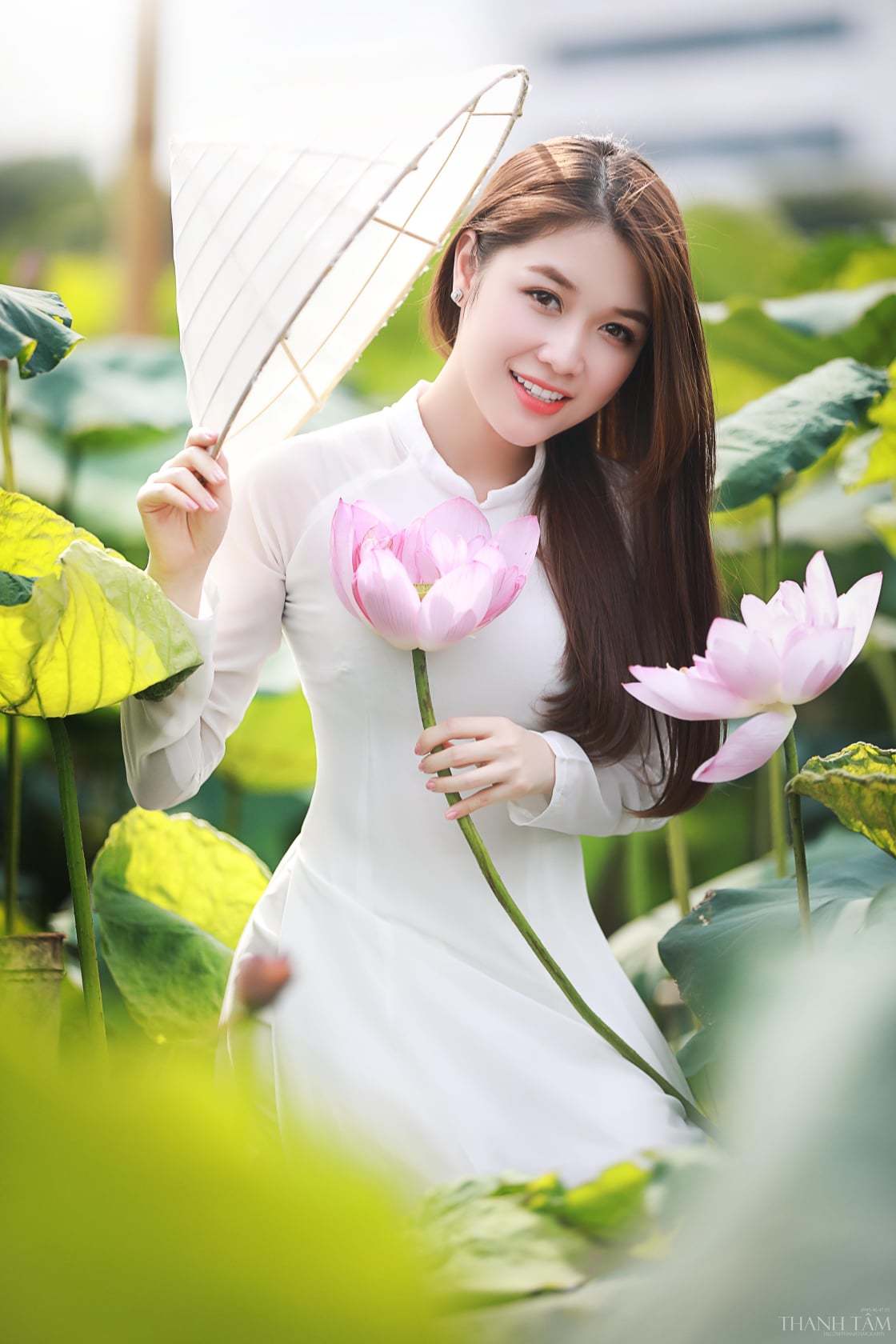 Cách tạo dáng chụp ảnh với hoa sen, áo dài như các “nàng thơ” đang “đốn tim” cộng đồng mạng