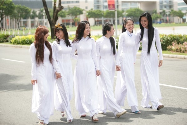 TP HCM: Vận động nữ sinh, công chức mặc áo dài đều đặn hàng tuần | Việt Nam Mới