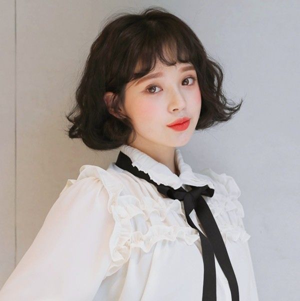 Tóc bob ngắn ngang cằm uốn xoăn nhẹ và mái thưa | Curly hair styles, Tóc ulzzang, Kiểu tóc cắt ngắn