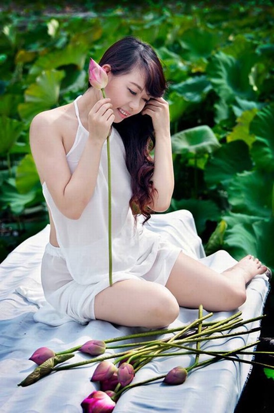Mỹ nữ 8X ướt át áo yếm thả rông vòng 1 bên hoa sen