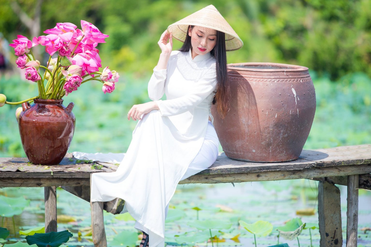 60+ cách tạo dáng chụp ảnh với hoa sen tuyệt đẹp