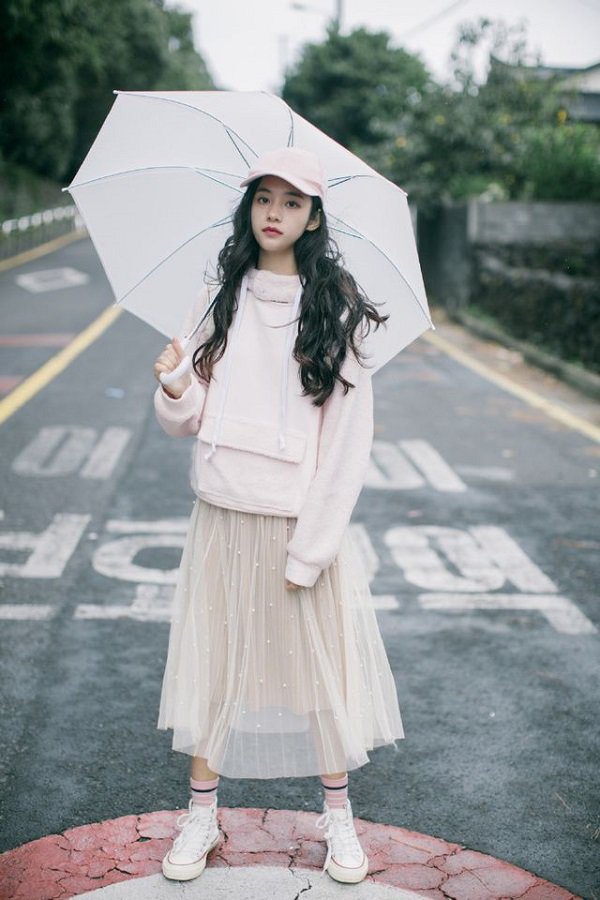 Phối áo hoodie với chân váy siêu xinh cho bạn nữ thêm xinh đẹp