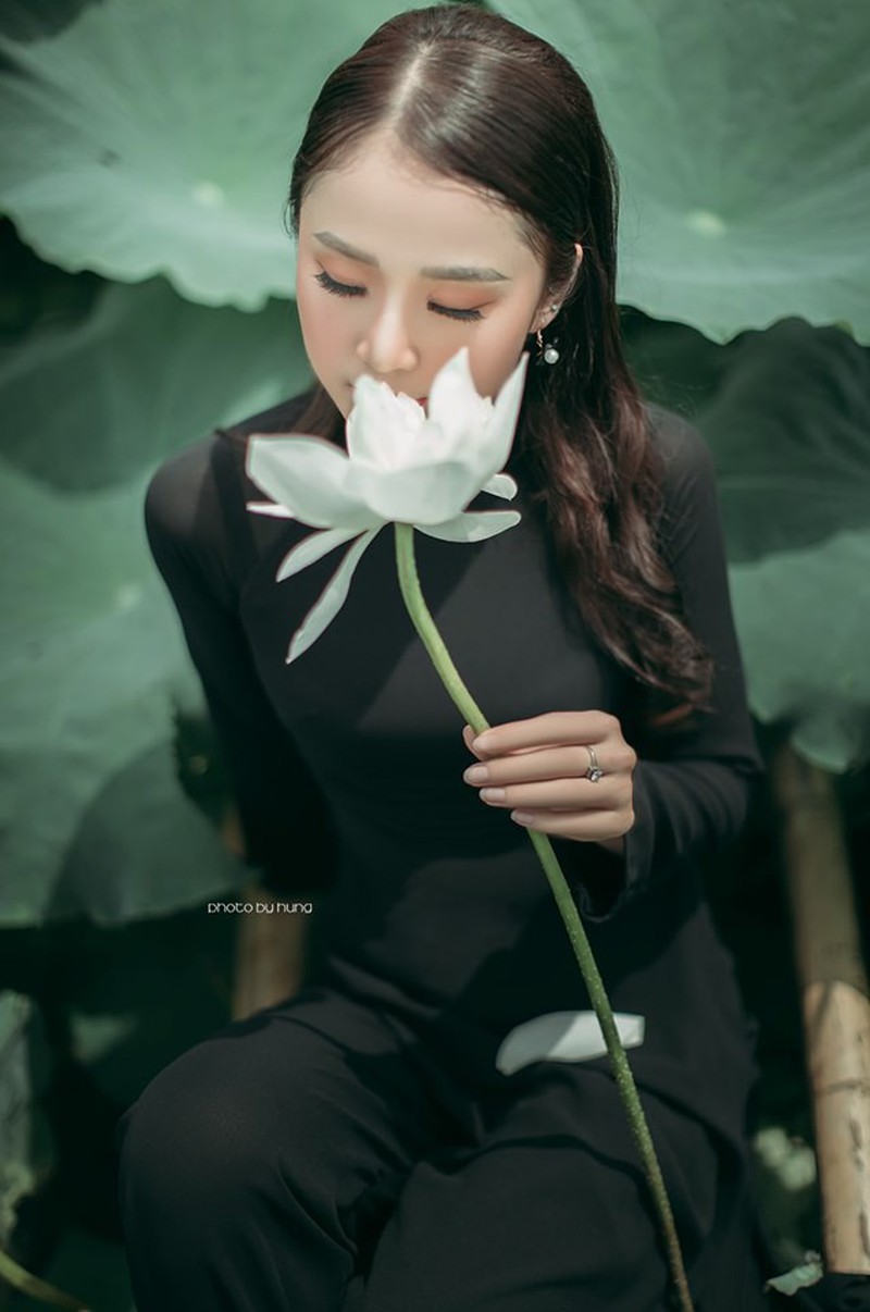 Bộ ảnh thiếu nữ mặc áo dài đen chụp sen lạ lẫm