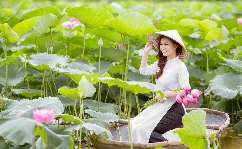 Sống ảo&quot; với các phong cách chụp ảnh áo dài ở đầm sen