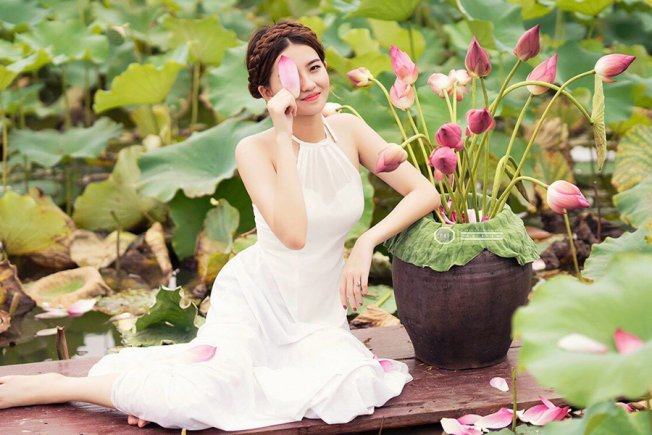 HN - Chụp ảnh sen Hồ Tây tại Valentine Studio