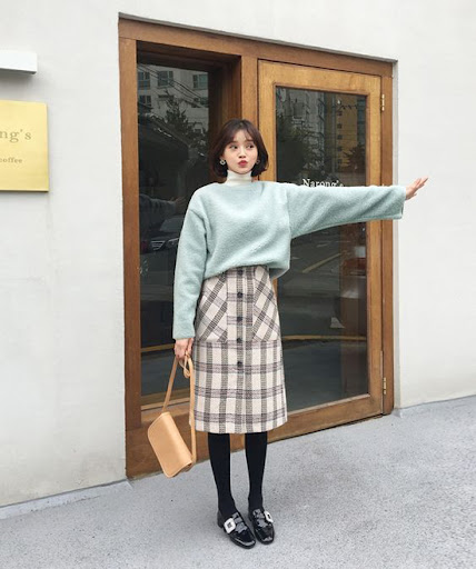11 Outfit phối đồ chân váy kẻ caro dài mặc với áo gì?