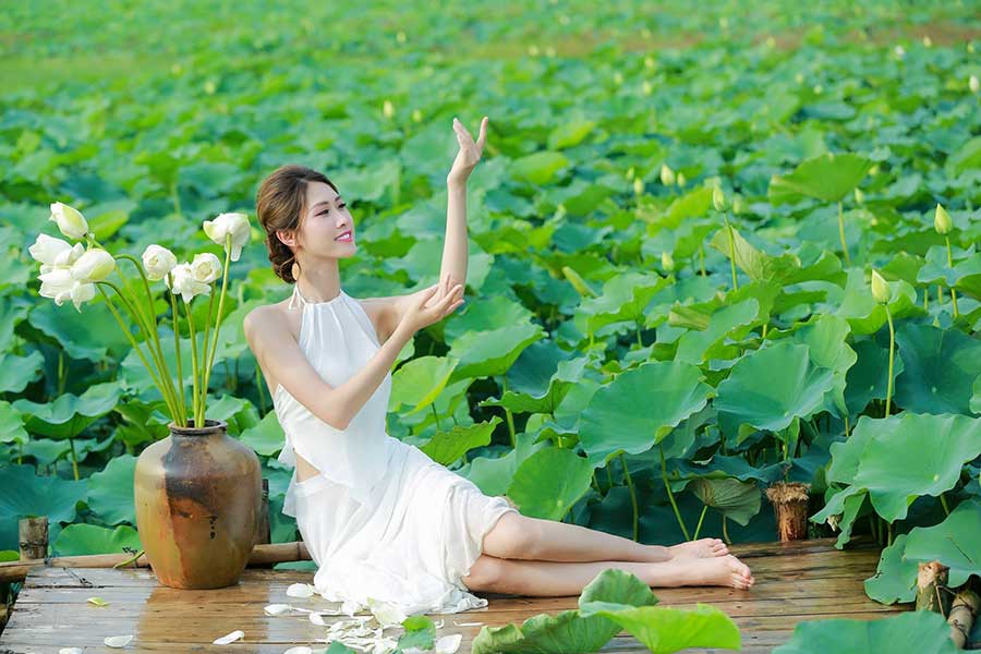 Chụp ảnh sen ở đâu đẹp? Chụp ảnh hoa sen nên mặc gì và cách tạo dáng - Chụp Ảnh Cúc Họa Mi