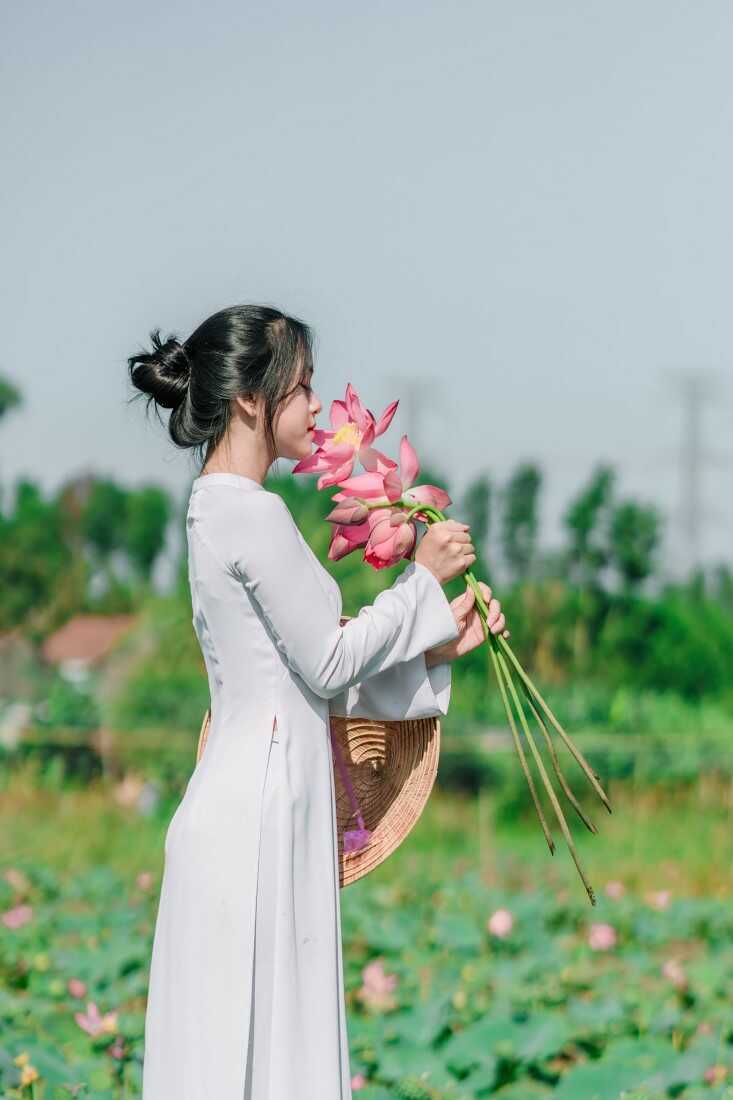 Cách tạo dáng chụp ảnh với hoa sen đẹp hút hồn