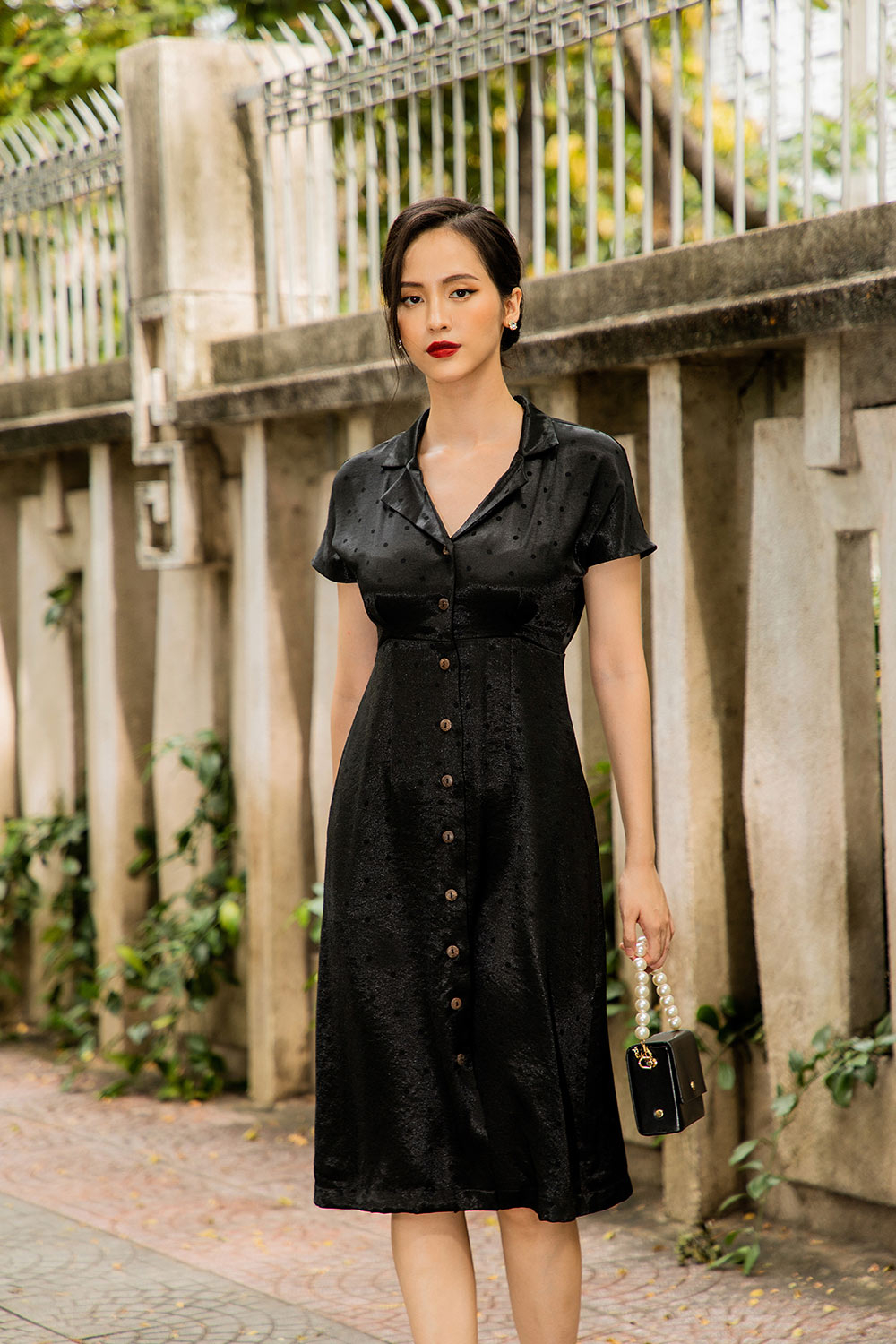 Đầm sơ mi dáng dài màu đen chấm bi KK109-03