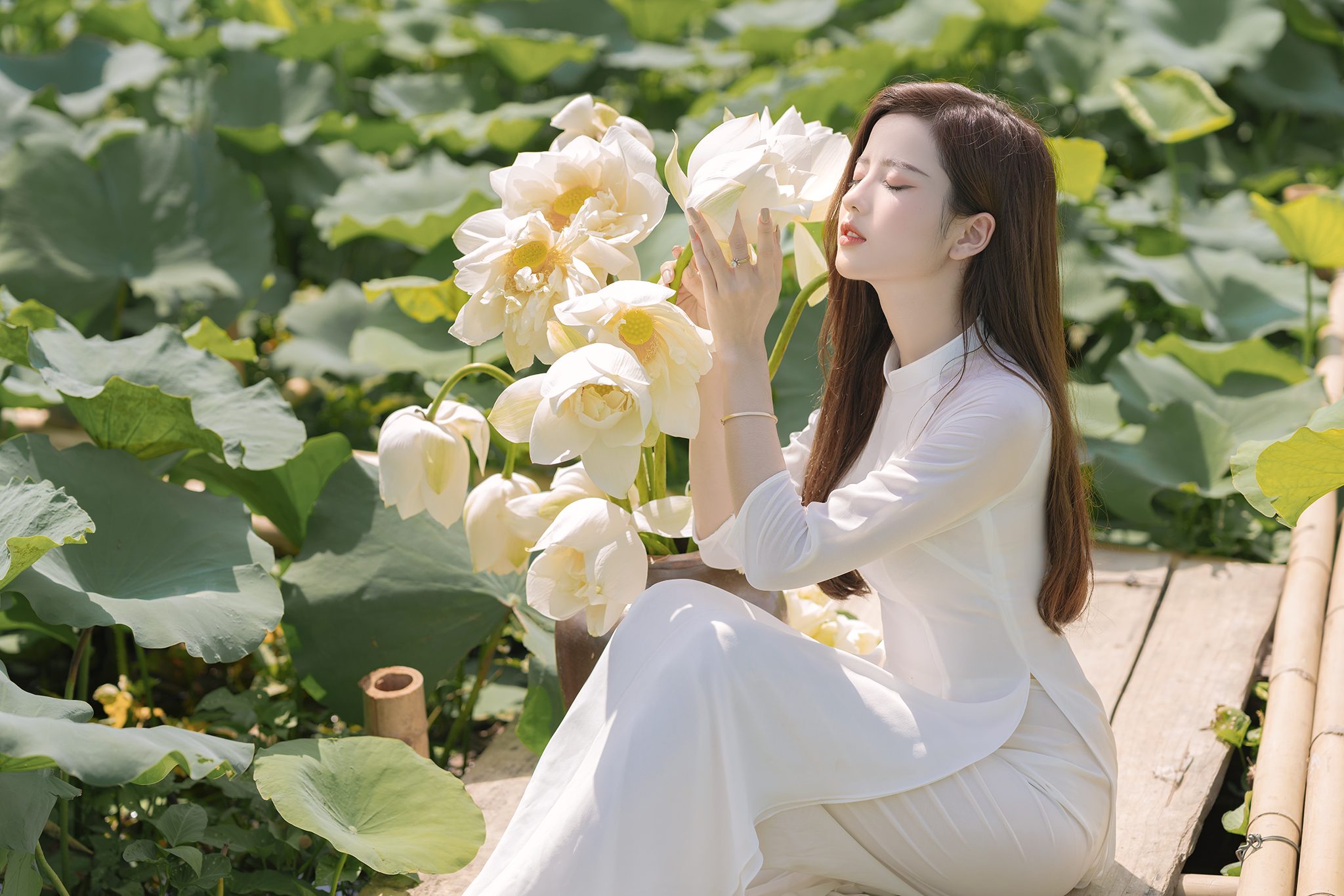 60+ cách tạo dáng chụp ảnh với hoa sen tuyệt đẹp
