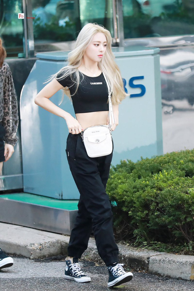 Thì ra tủ đồ của sao Hàn luôn có crop top thun đen, kiểu áo đơn giản nhưng có “ngàn lẻ một” cách mix đồ
