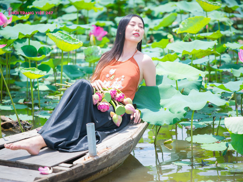 hinh-anh-nam-tren-xuong-voi-hoa-sen-thoitrangviet247