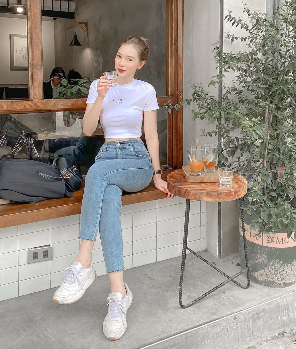 Dàn hot girl chứng minh áo thun trắng - quần jeans luôn 'đỉnh'