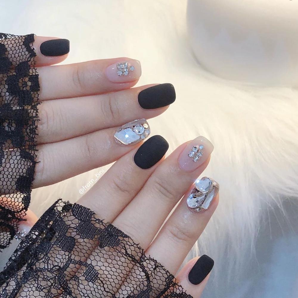 Top 10 mẫu nail đính đá Hàn Quốc vừa đơn giản lại vừa sang chảnh