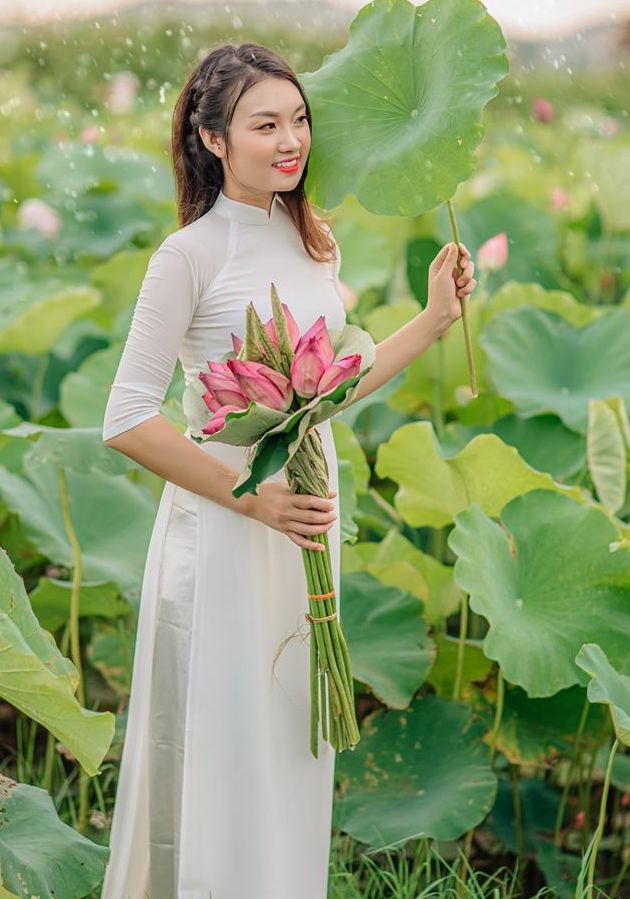 60+ cách tạo dáng chụp ảnh với hoa sen tuyệt đẹp