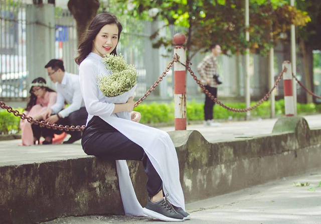 Mặc áo dài đi giày thể thao có phải thảm họa thời trang mới?