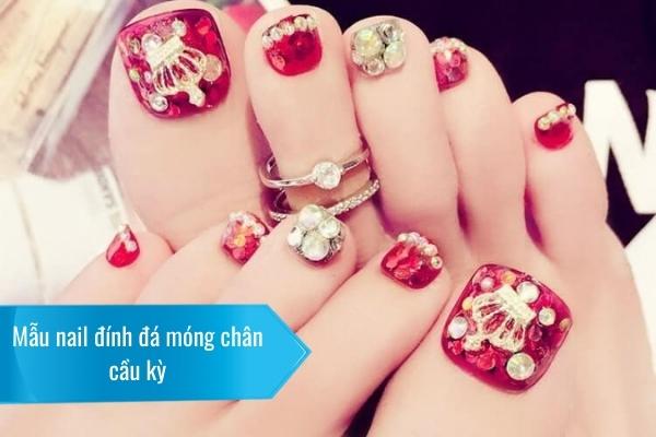 Mẫu móng chân đính đá cầu kỳ 
