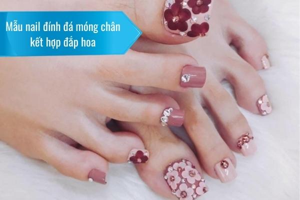 Mẫu nail đính đá móng chân kết hợp đắp hoa 