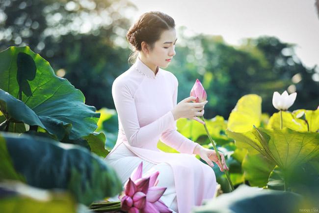 Mẹ U35 chụp ảnh ở đầm sen &quot;chẳng hở tí nào” vẫn gây ngỡ ngàng vì nhan sắc đôi mươi