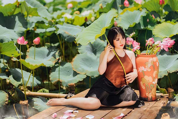 Thiếu nữ có vòng 1 'khủng' 110cm bất ngờ tung ảnh áo yếm lưng trần gợi cảm bên sen