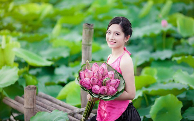 Kiếm tiền triệu mỗi ngày từ dịch vụ chụp sen đầu mùa