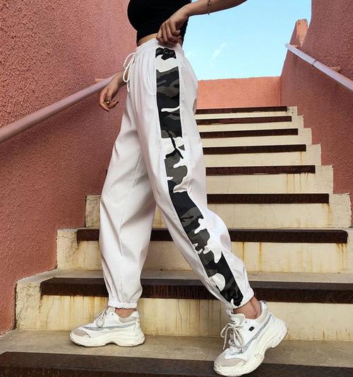 Quần jogger nữ mặc với áo gì? Cách mix đồ với quần sport