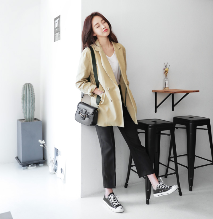 Đầu tuần đi làm diện quần âu và giày thể thao: tưởng không liên quan mà lại bắt mắt không tưởng