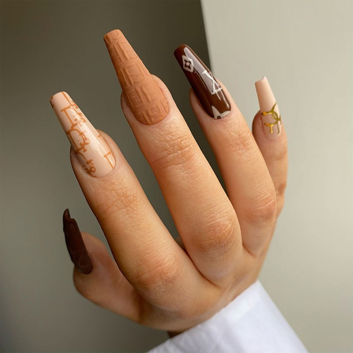 Cách chọn sơn móng màu nude giúp da tay trông trắng sáng