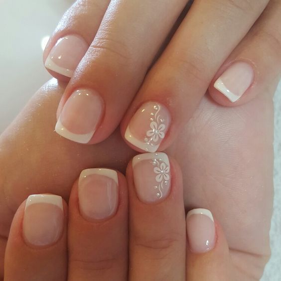Sơn móng tay màu nude họa tiết