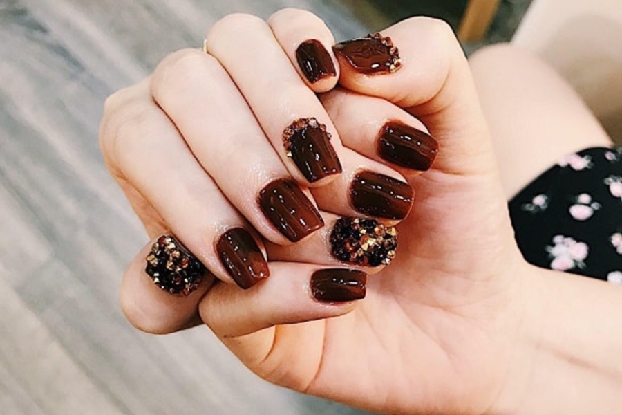 Sơn móng tay màu đỏ mận giúp bạn trở nên sang trọng và quyến rũ