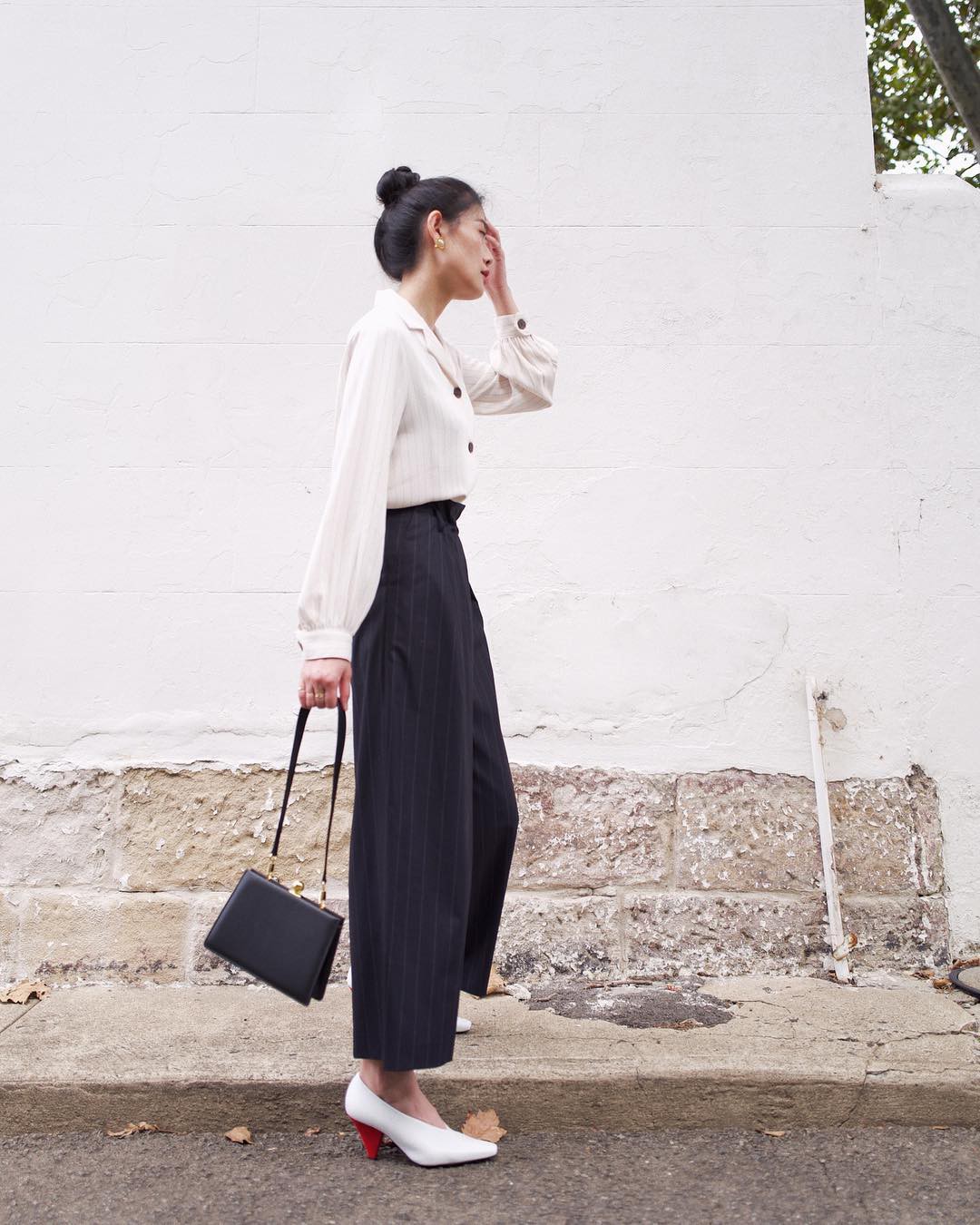 Mặc áo sơ mi và quần ống rộng là hot trend nhất mùa hè này