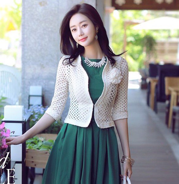 Cách Phối Áo Khoác Lửng Ngoài Váy Xinh Xắn Cho Ngày Thu Đông