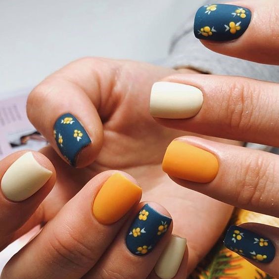 Bộ nail màu xanh dương vàng đẹp xuất sắc