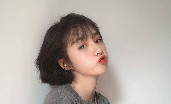 Tóc ngắn uốn nhẹ dài qua tai trẻ trung