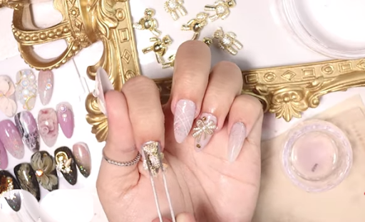 Cách đính charm nail lên móng tay an toàn