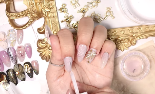 Cách đính charm nail lên móng tay bền chặt