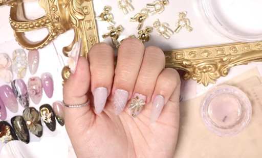 Cách đính charm nail lên móng tay đơn giản