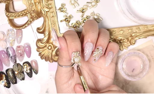 Cách đính charm nail lên móng tay như tại spa