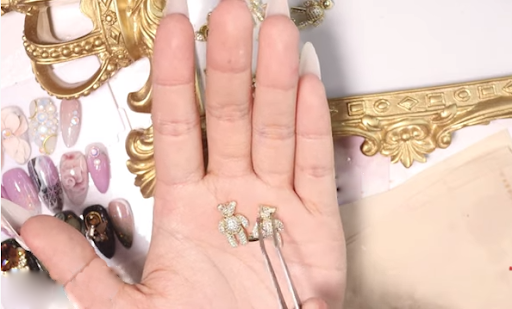 Cách đính charm nail lên móng tay