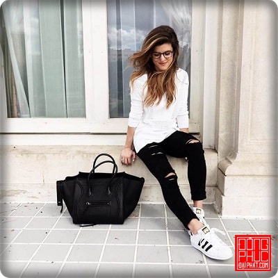 Áo trắng cùng roll jeans và sneaker đơn giản và cá tính