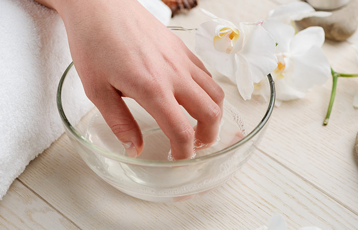 Cách tháo móng giả bằng acetone